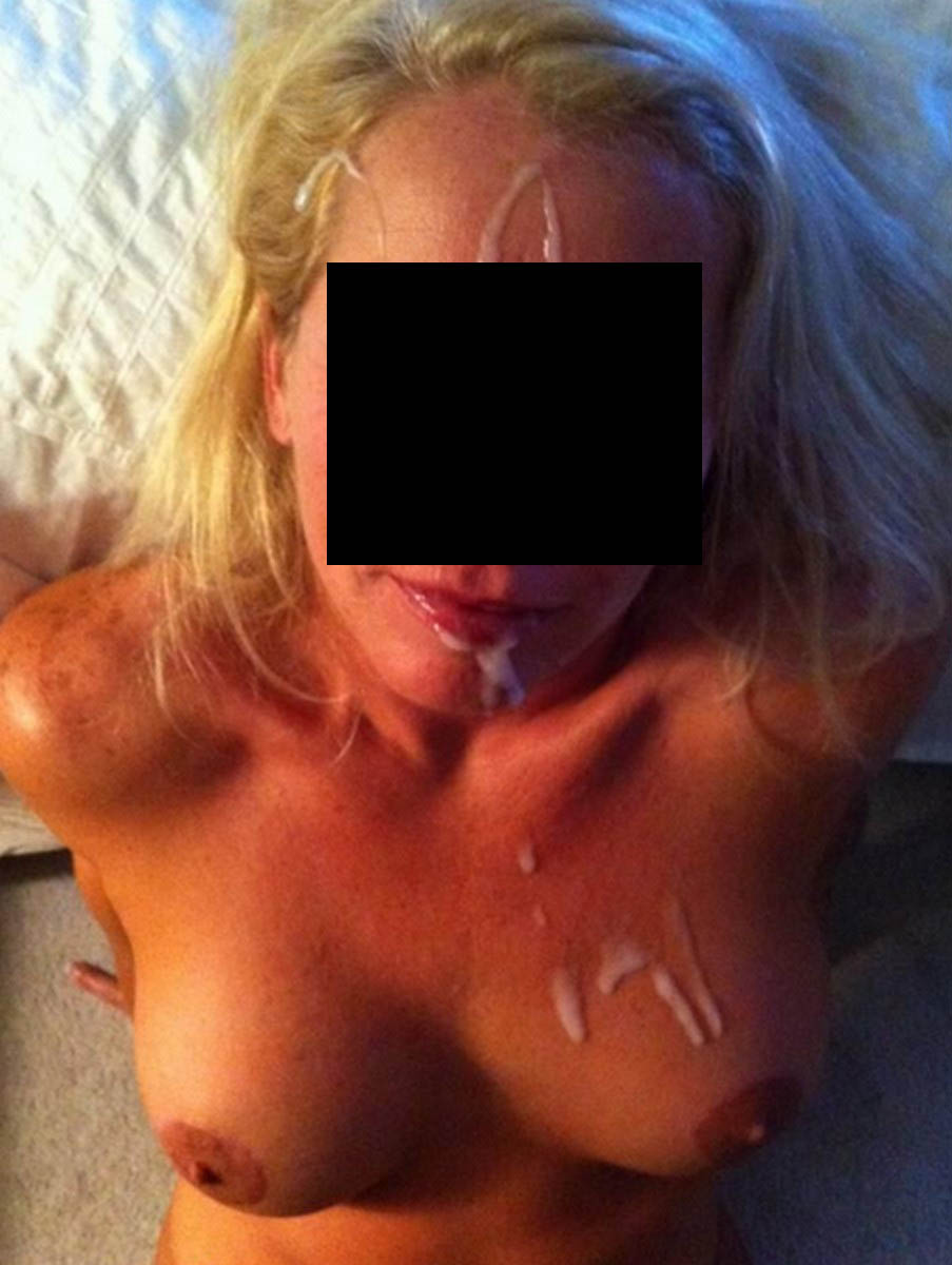 Fina, fasta, små bröst.