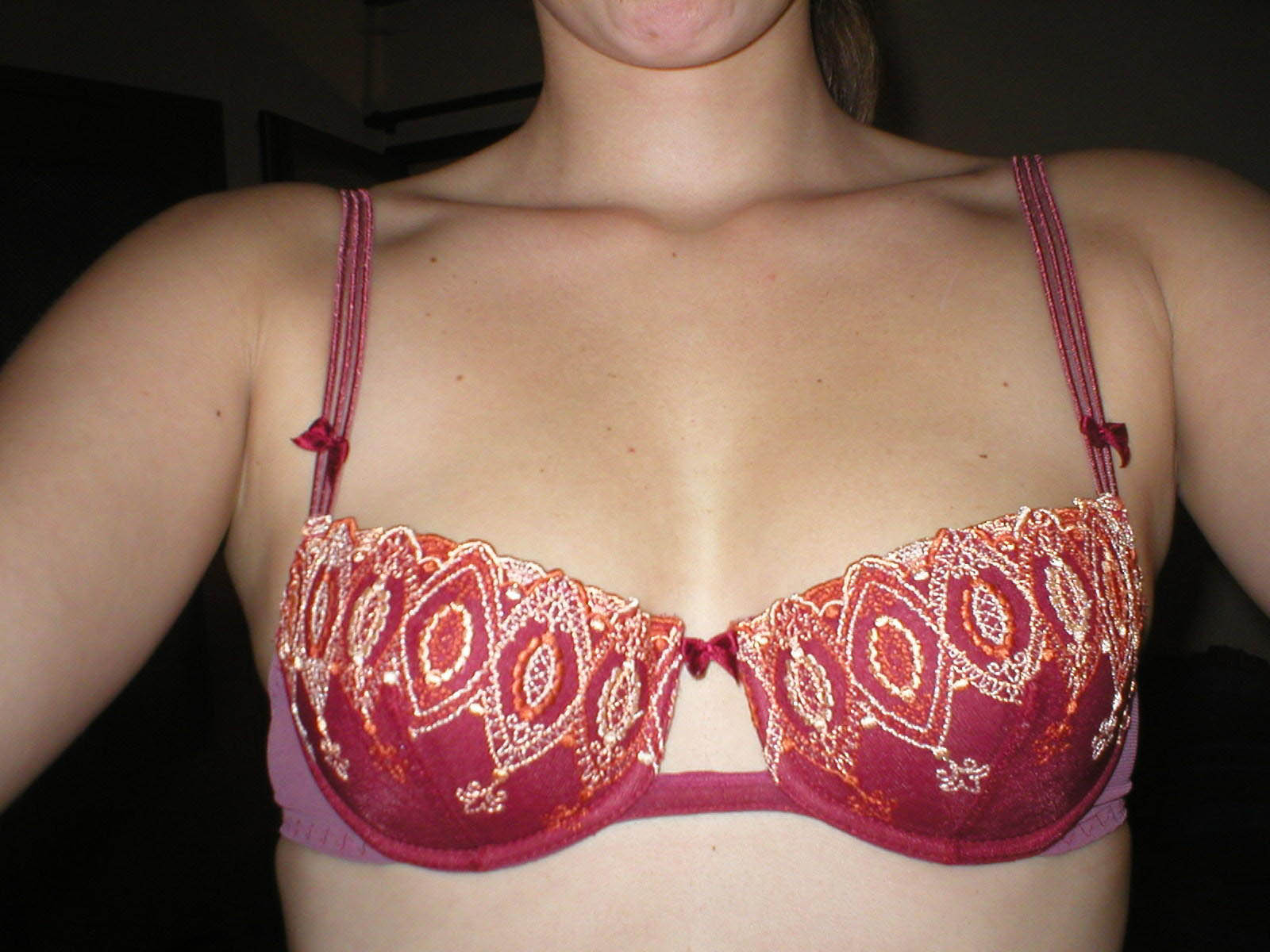 Snygga, extremt små bröst.