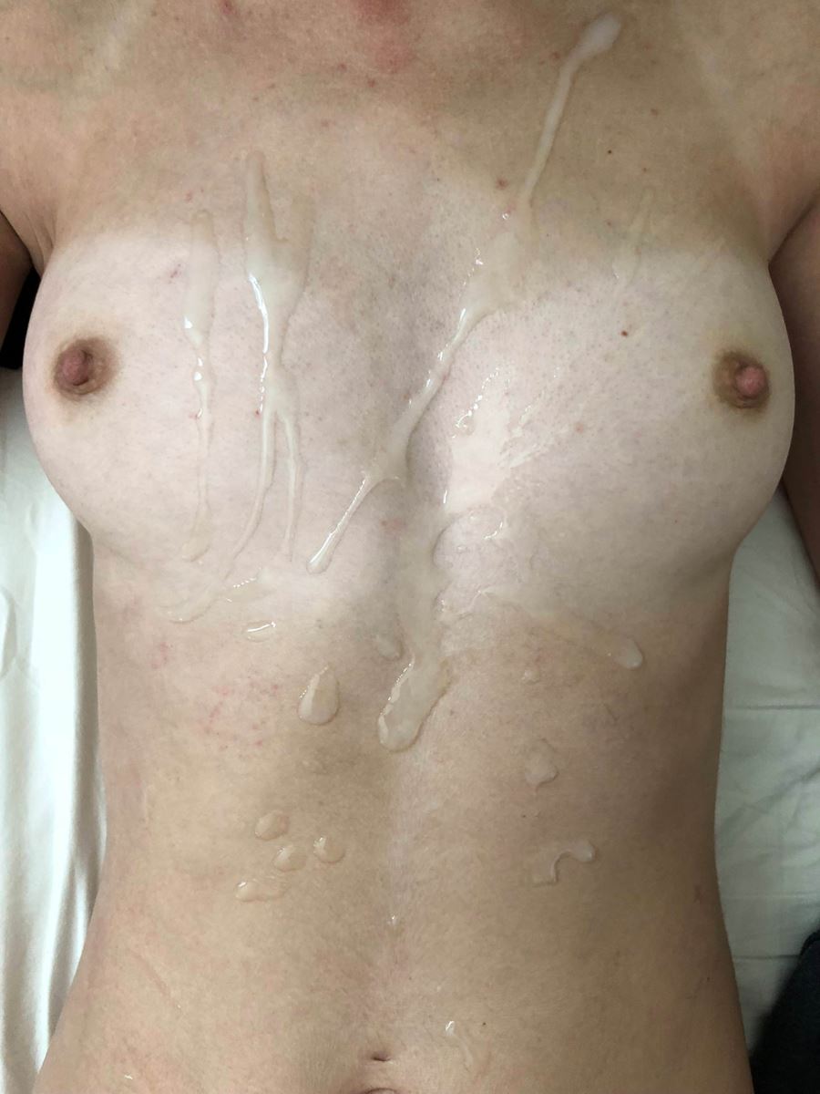 Snygga, fasta, små bröst.